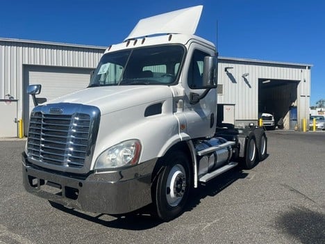 2019 Freightliner CASCADIA Tandem Axle Daycab