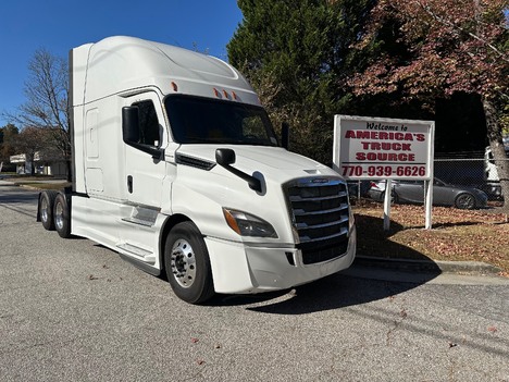 2019 FREIGHTLINER CASCADIA 126 Tandem Axle Sleeper #10319