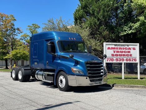 2020 FREIGHTLINER CASCADIA 126 Tandem Axle Sleeper #10404