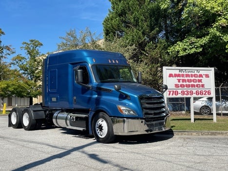 2020 FREIGHTLINER CASCADIA 126 Tandem Axle Sleeper #10406 2020 FREIGHTLINER CASCADIA 126 Tandem Axle Sleeper #10406
