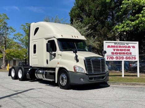 2020 FREIGHTLINER CASCADIA Tandem Axle Sleeper #10572 2020 FREIGHTLINER CASCADIA Tandem Axle Sleeper #10572