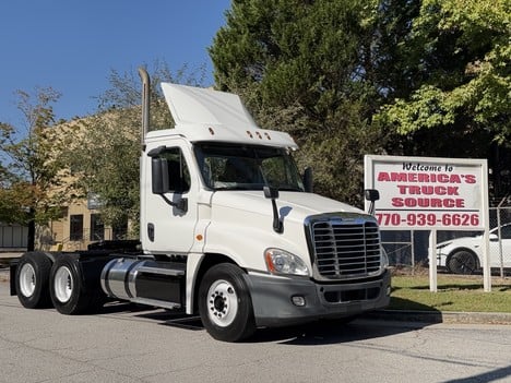 2019 FREIGHTLINER CA125 Tandem Axle Daycab #10648 2019 FREIGHTLINER CA125 Tandem Axle Daycab #10648