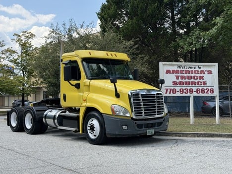 2020 FREIGHTLINER CA125 Tandem Axle Daycab #10664 2020 FREIGHTLINER CA125 Tandem Axle Daycab #10664
