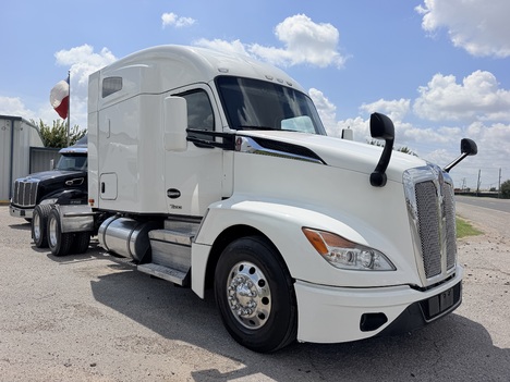 2022-kenworth-t680-tandem-axle-sleeper #1410
