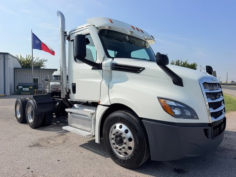 2020 FREIGHTLINER CASCADIA 126 Tandem Axle Daycab #1425