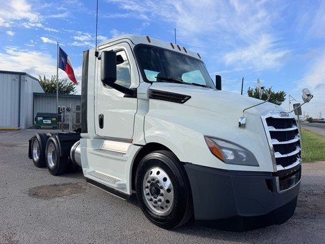 2020 FREIGHTLINER CASCADIA 126 Tandem Axle Daycab #1430