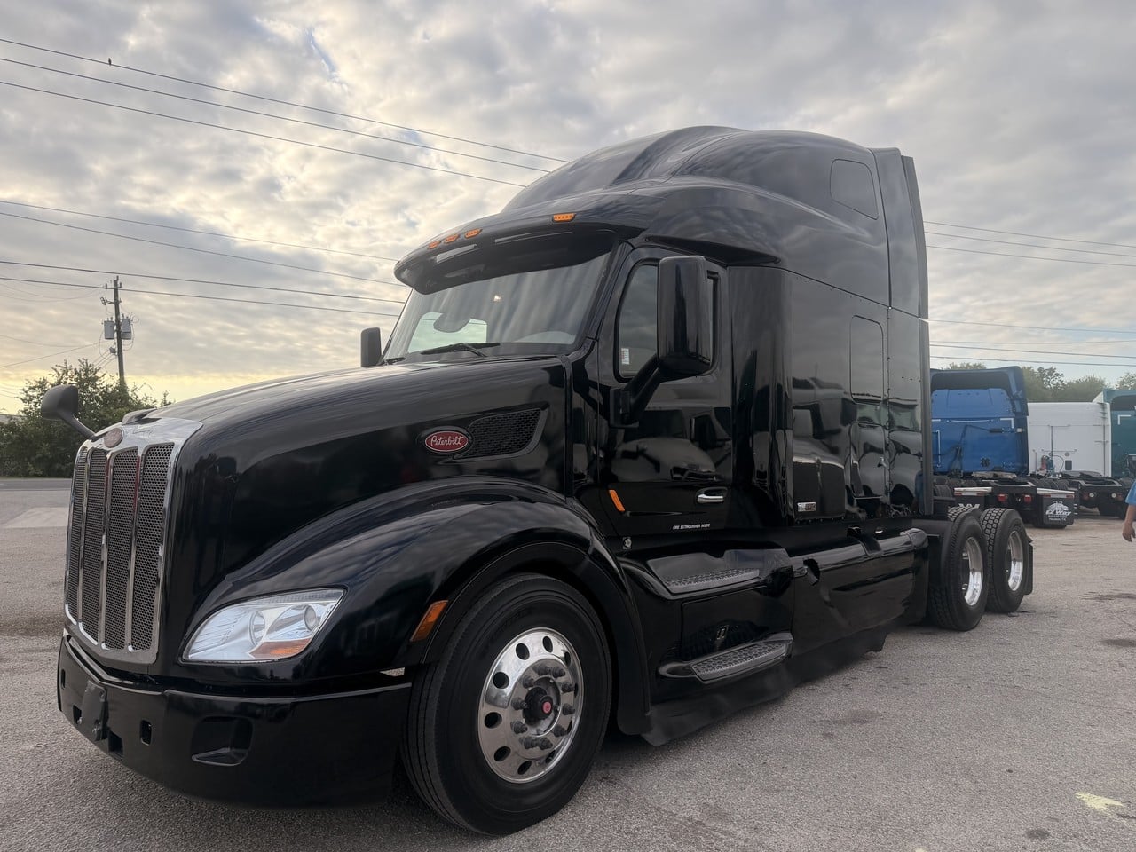 2022 PETERBILT 579 Sleeper #4211 2022 PETERBILT 579 Sleeper #4211