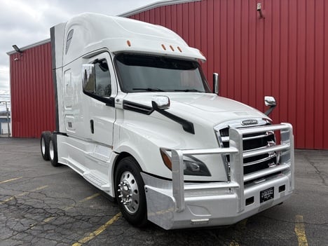 2019 FREIGHTLINER Cascadia 126 Tandem Axle Sleeper #1035 2019 FREIGHTLINER Cascadia 126 Tandem Axle Sleeper #1035