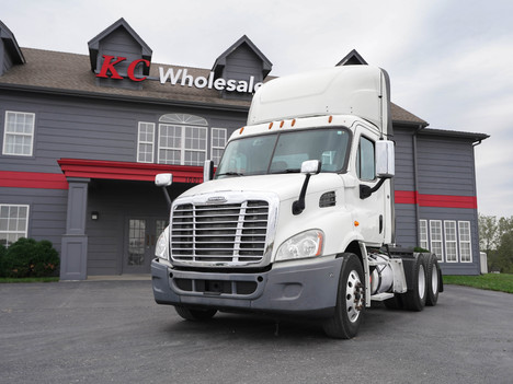 2017-freightliner-cascadia-tandem-axle-daycab #4040