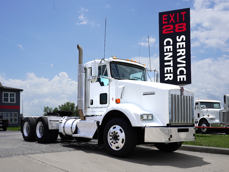 2012-kenworth-t800-tandem-axle-daycab #4134