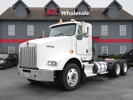 2012-kenworth-t800-tandem-axle-daycab #4135