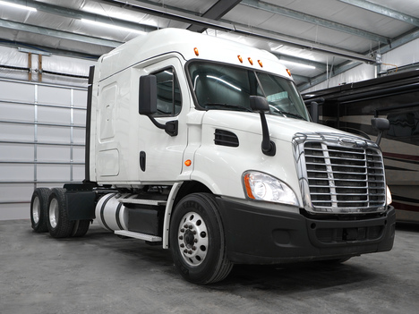 2019-freightliner-cascadia-tandem-axle-sleeper #4147