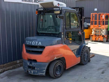 https://pub.imanpro.net/kdequip/photo/5607/EKB3I_3764Toyota8FD40U-08.jpg