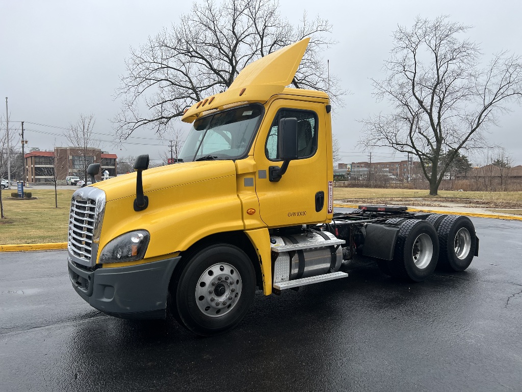 2016 FREIGHTLINER CA125DC Tandem Axle Daycab #1