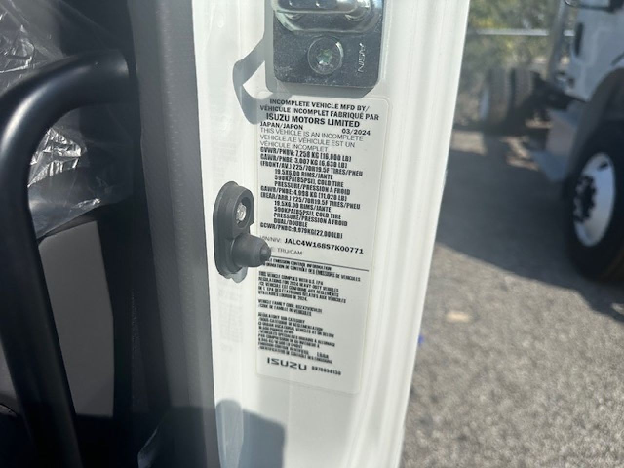 2025 Isuzu - image 2