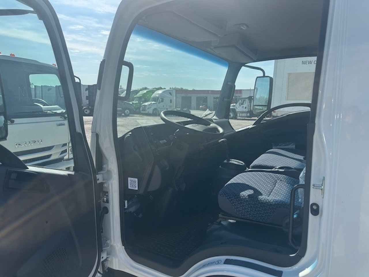 2025 Isuzu - image 2