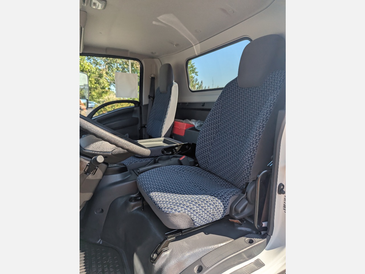 2025 Isuzu - image 12