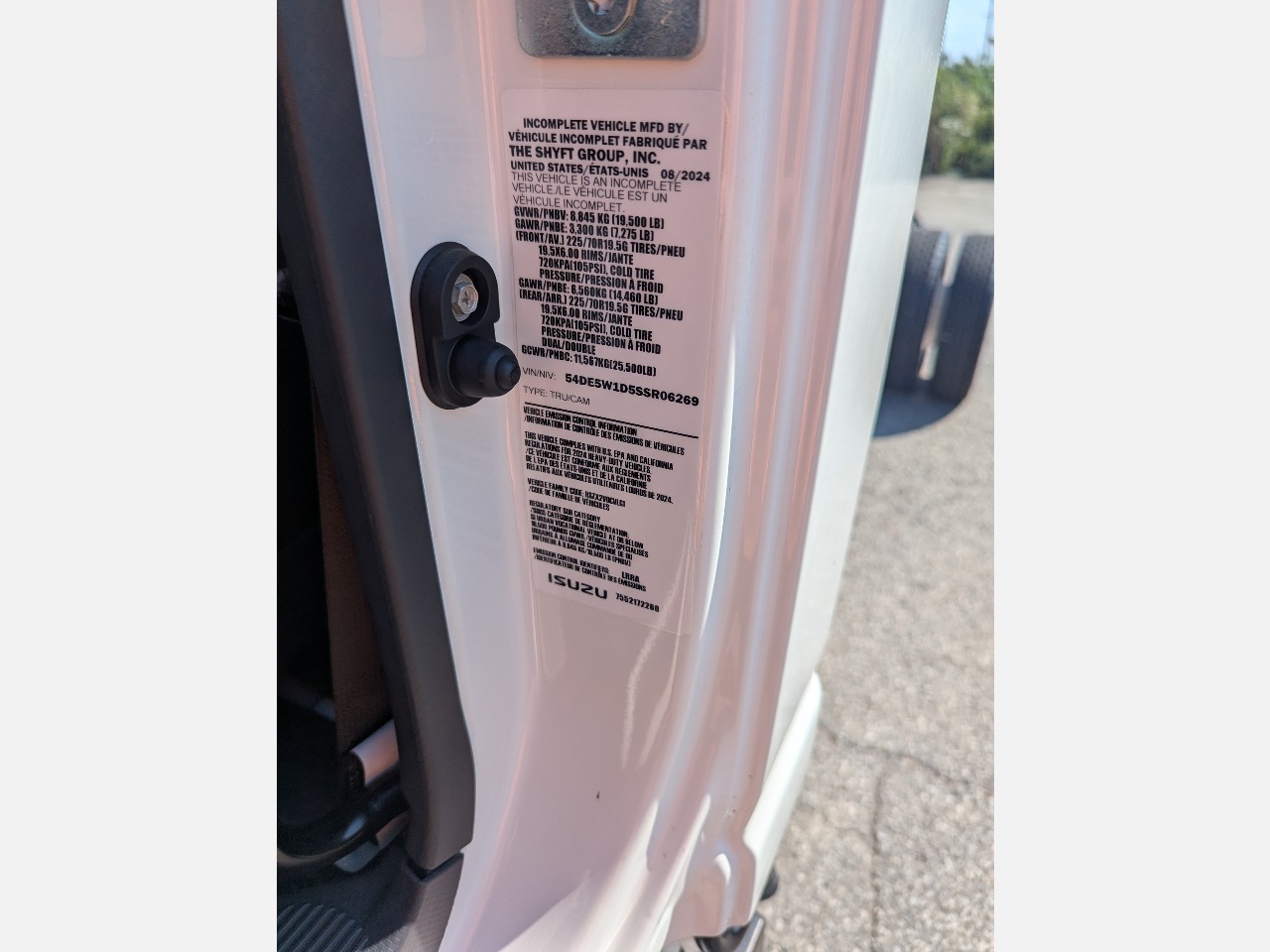 2025 Isuzu - image 2