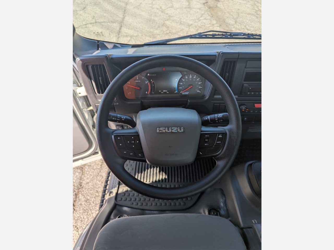 2025 Isuzu - image 16