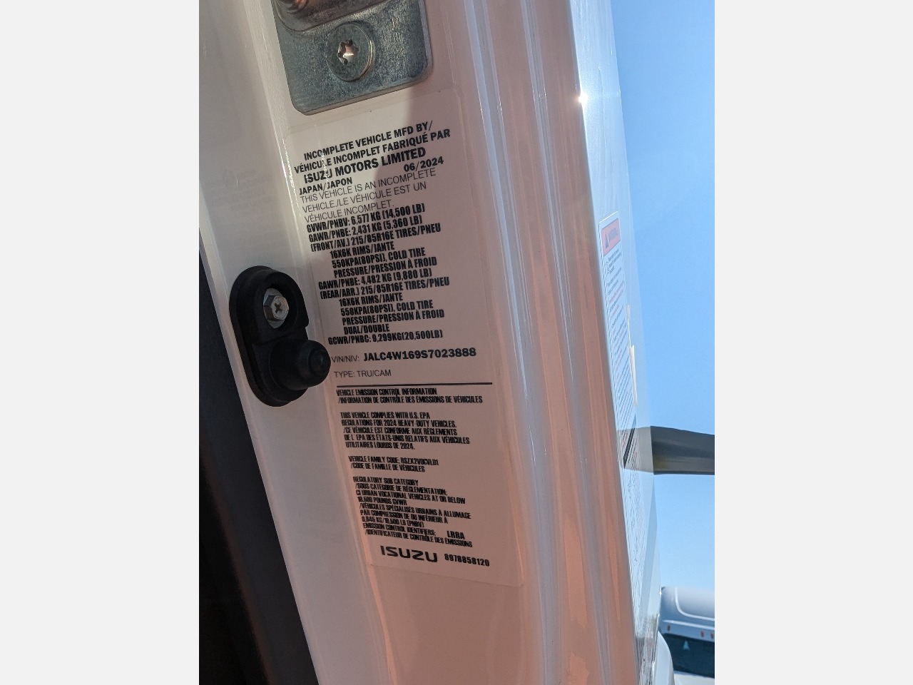 2025 Isuzu - image 2