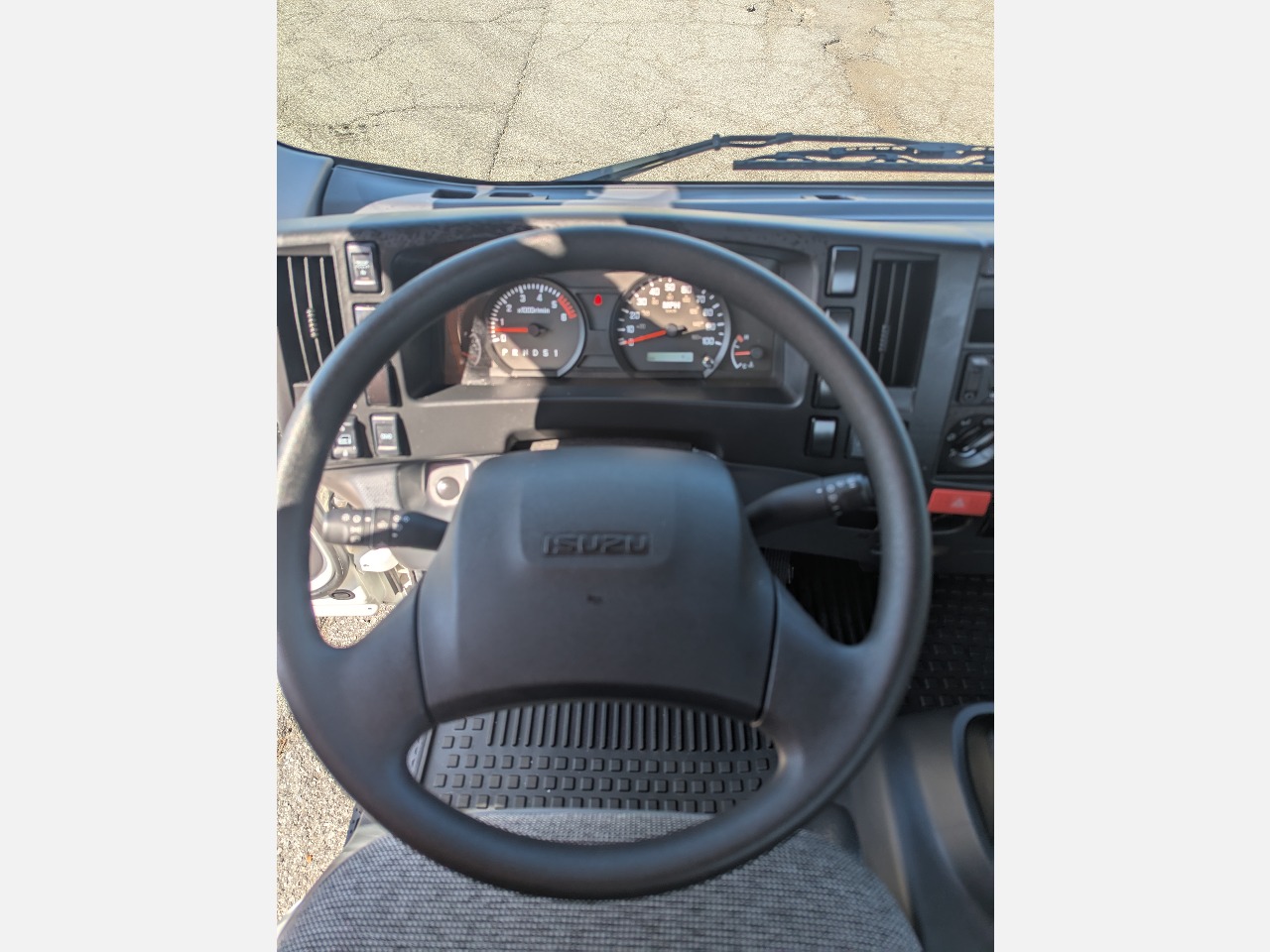 2025 Isuzu - image 13