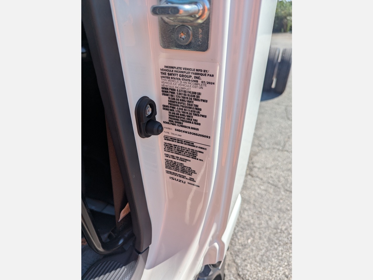 2025 Isuzu - image 2