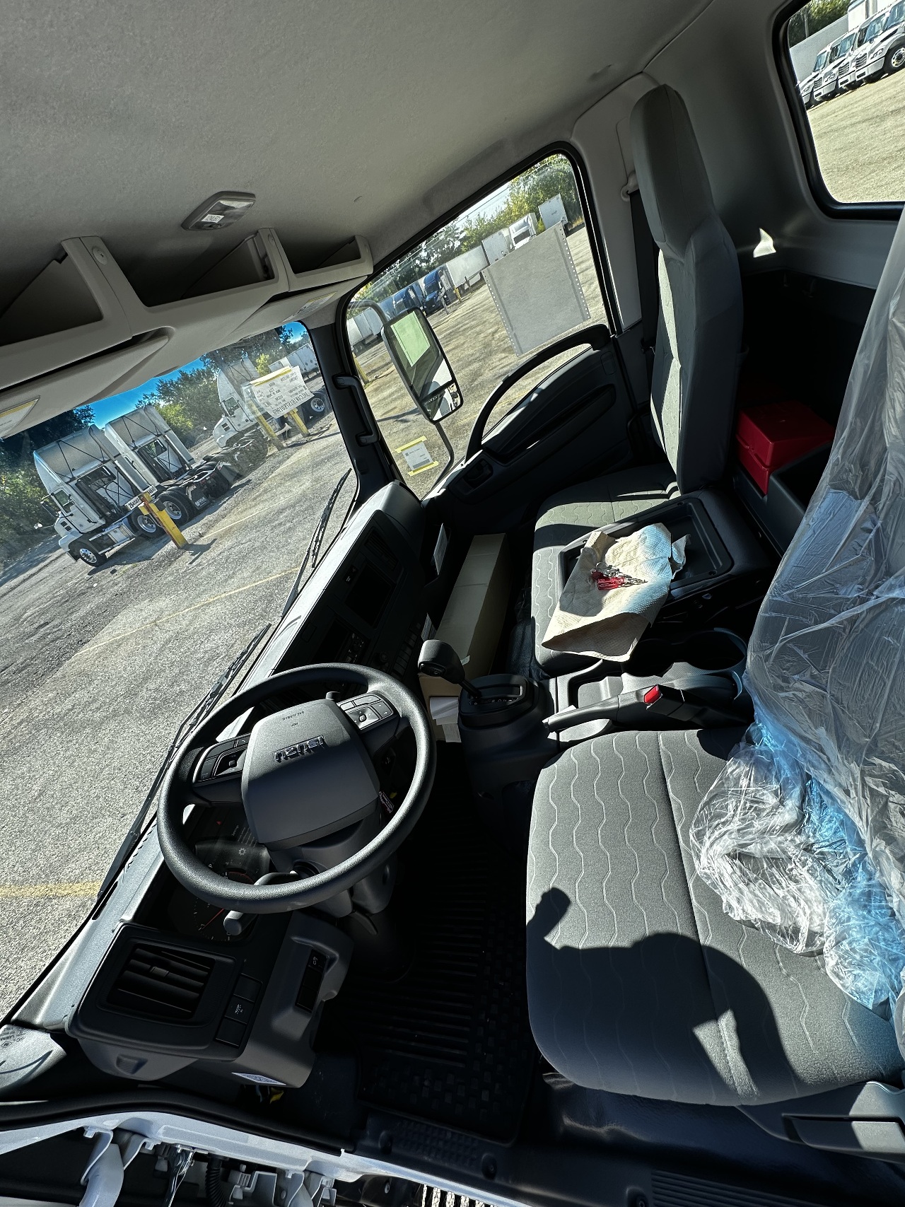 2025 Isuzu - image 8