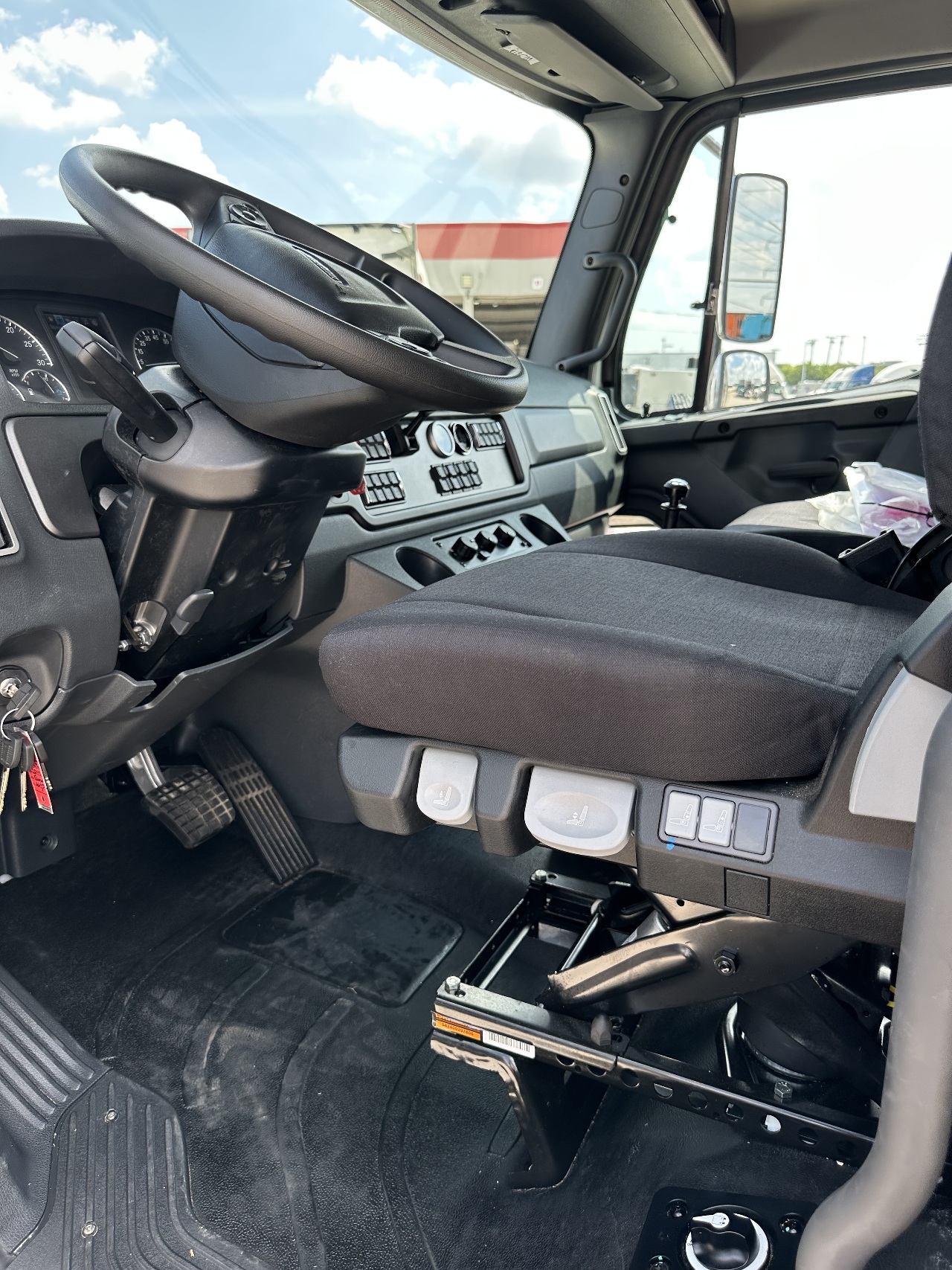 2026 Freightliner 114SD - image 4