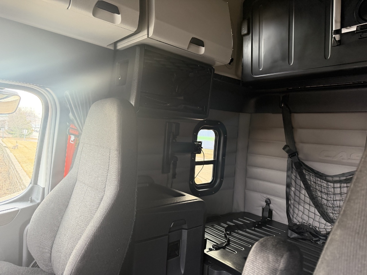 2020 Freightliner Cascadia - image 10