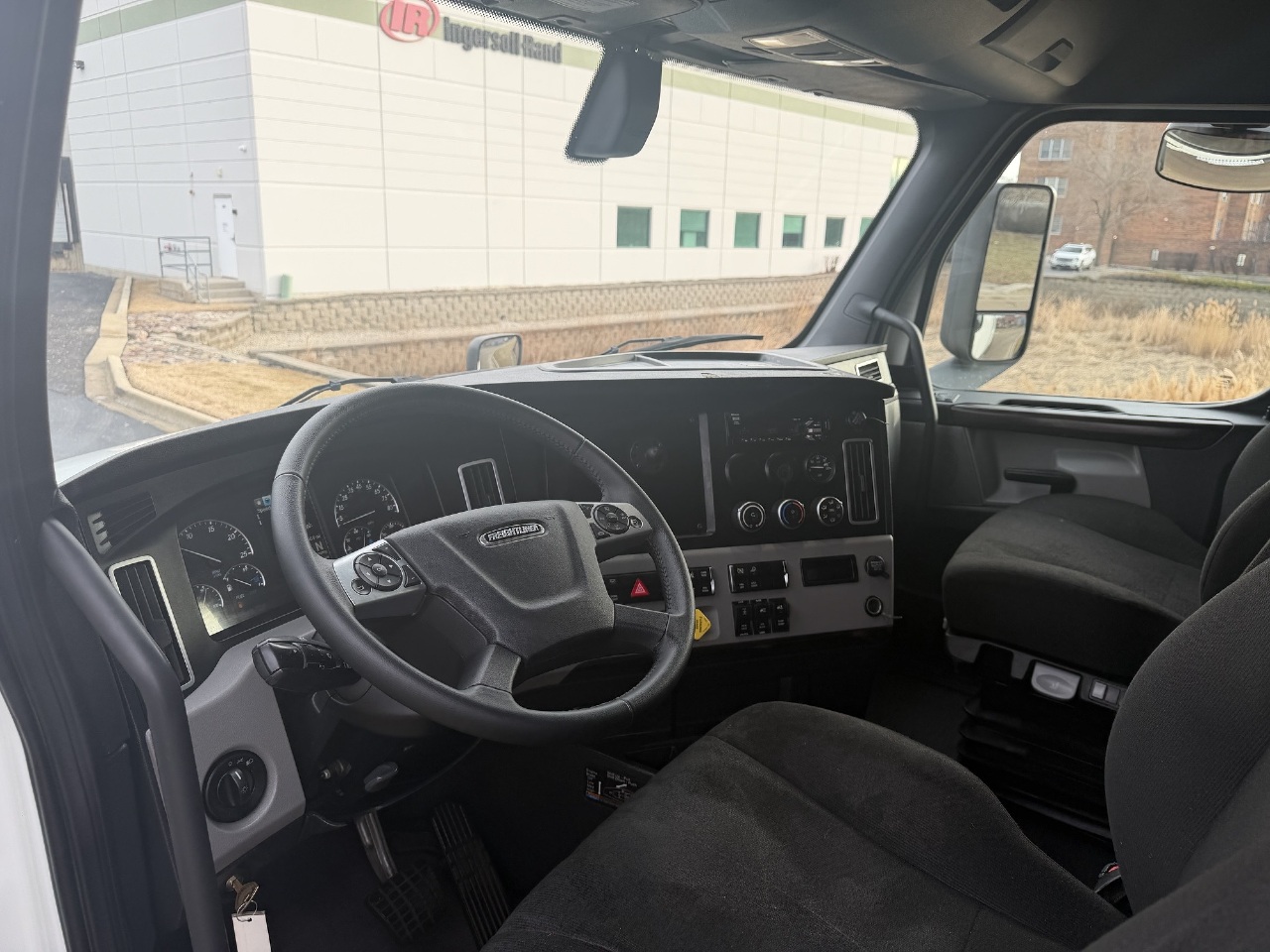 2020 Freightliner Cascadia - image 9