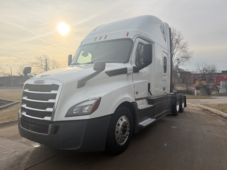 2020 FREIGHTLINER CASCADIA Tandem Axle Sleeper #42153