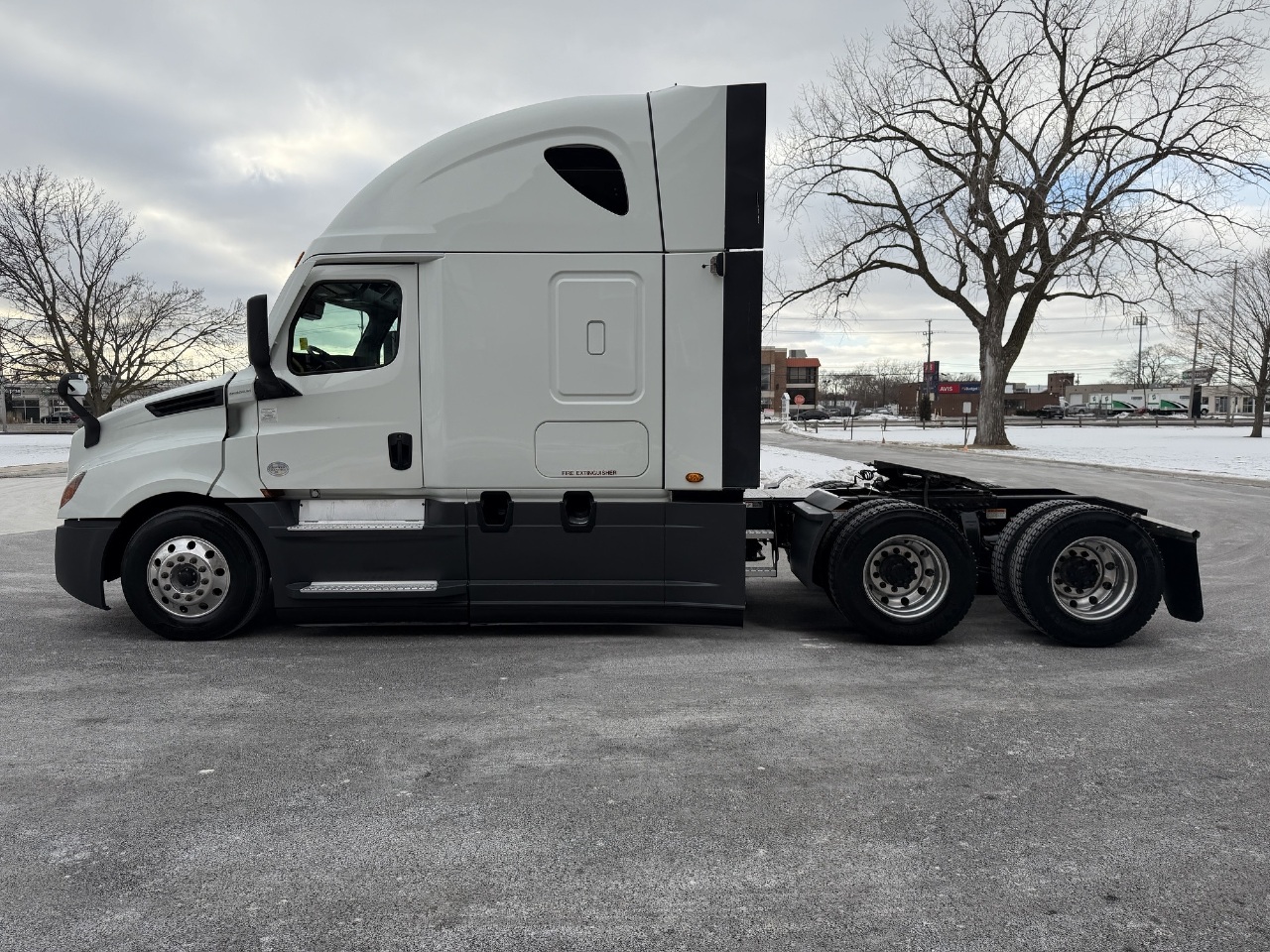 2022 Freightliner Cascadia - image 3