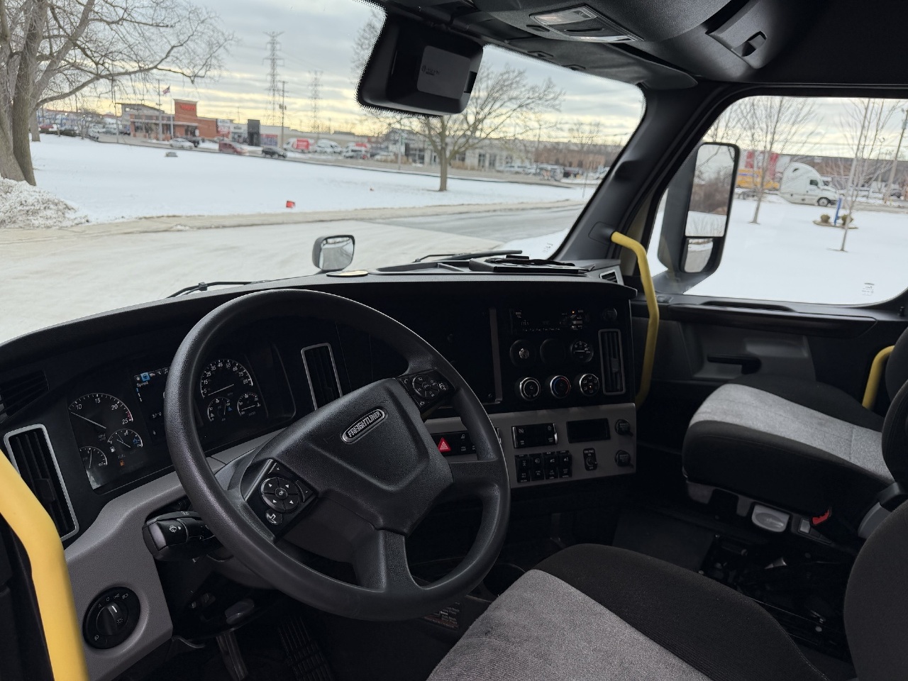 2022 Freightliner Cascadia - image 4