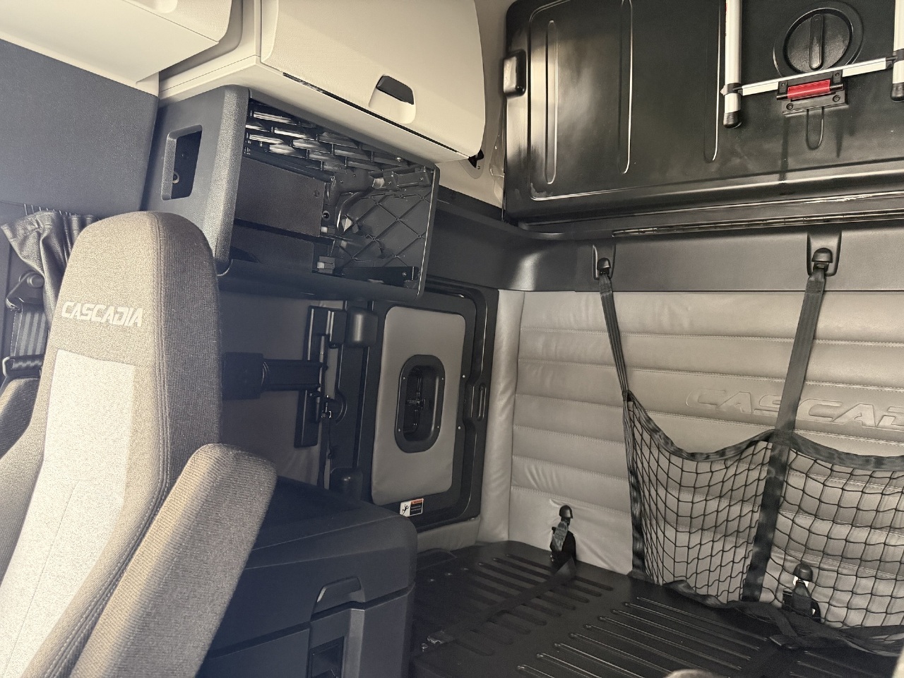 2022 Freightliner Cascadia - image 5