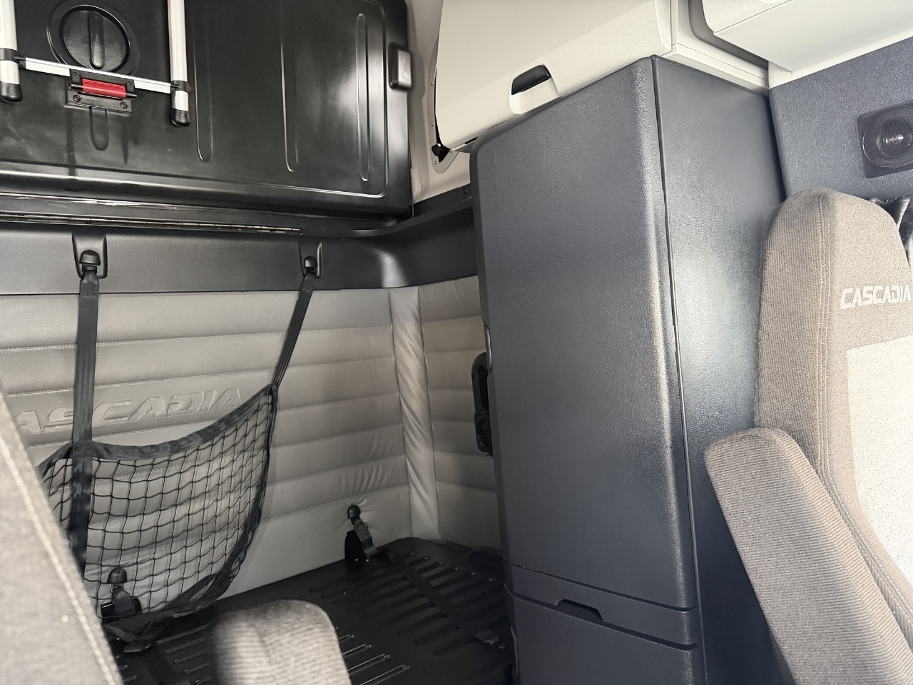 2022 Freightliner Cascadia - image 6