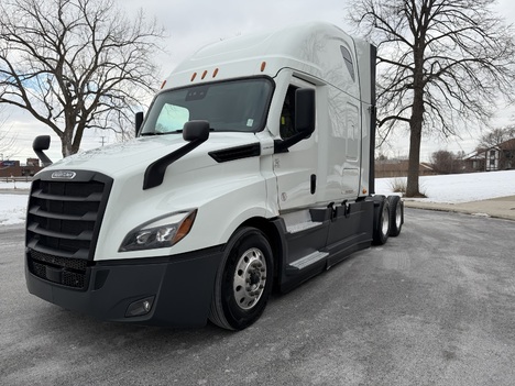 2022 FREIGHTLINER CASCADIA Tandem Axle Sleeper #42158