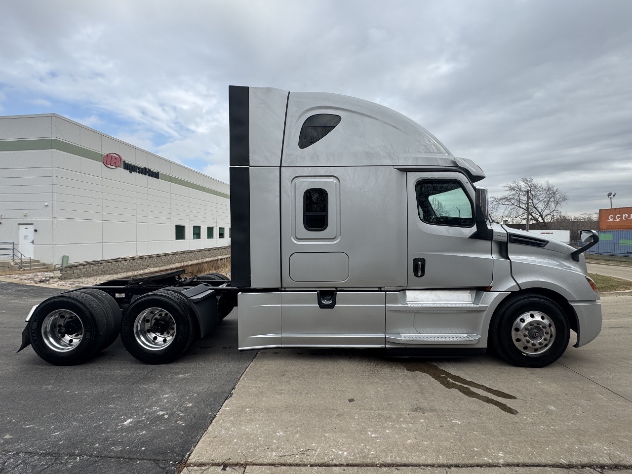 2022 Freightliner Cascadia - image 3