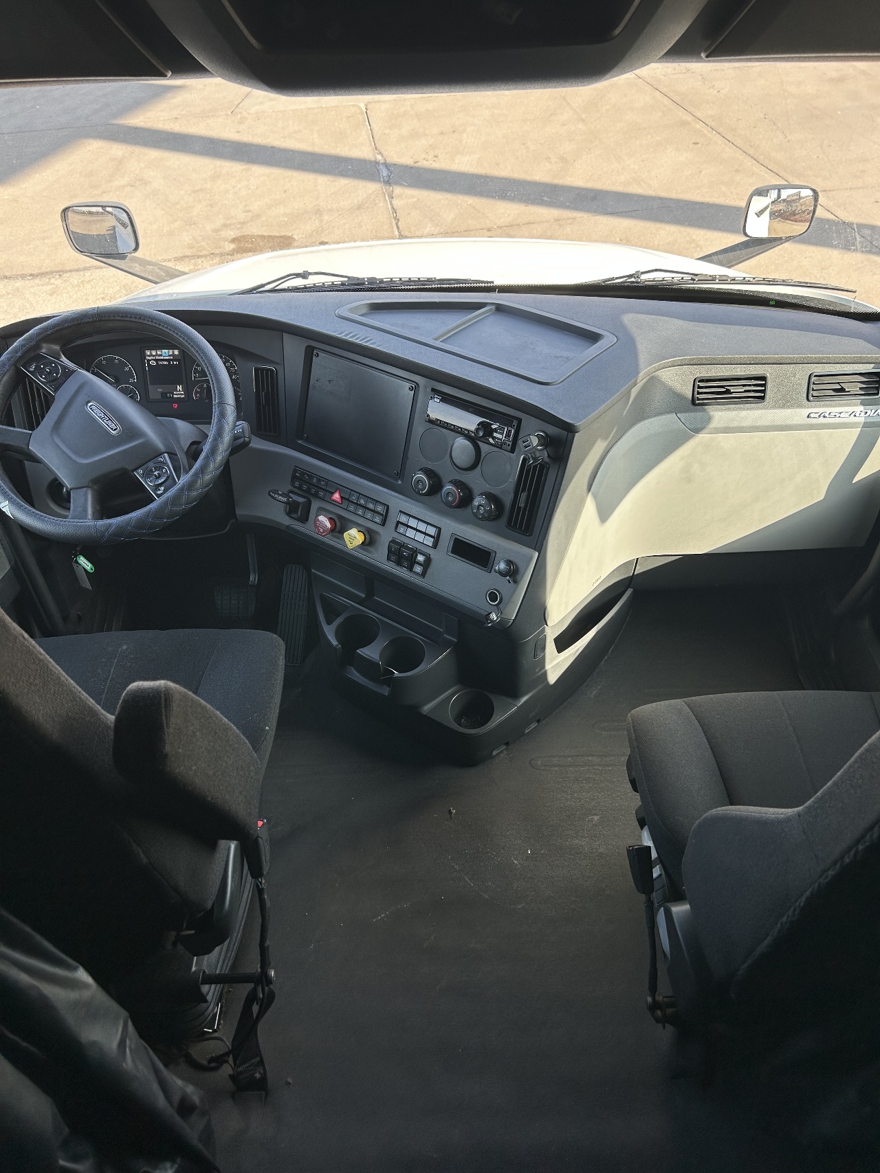 2020 Freightliner Cascadia - image 11