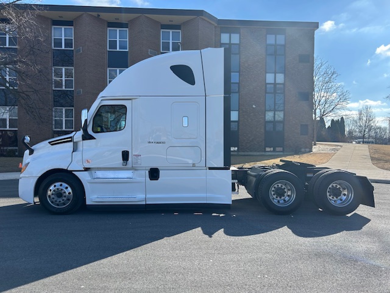 2023 Freightliner Cascadia - image 7