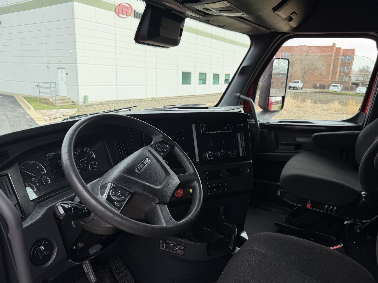 2023 Freightliner Cascadia - image 9