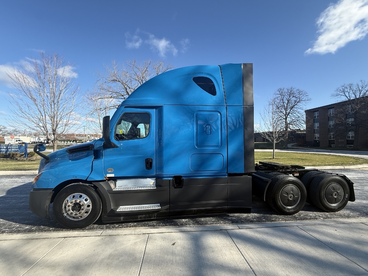 2023 Freightliner Cascadia - image 2