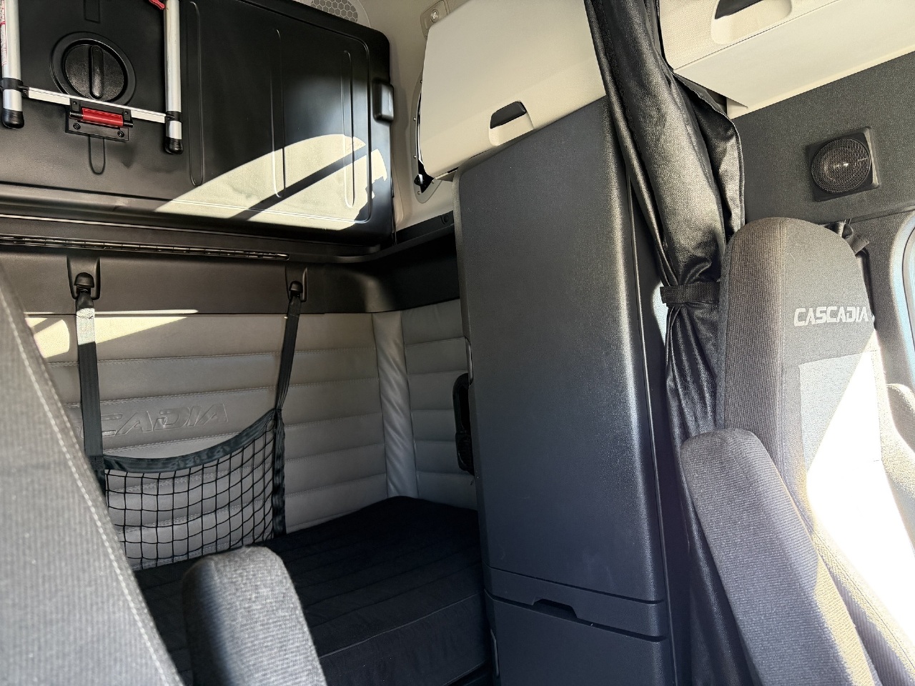 2022 Freightliner Cascadia - image 11