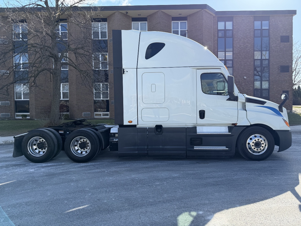 2022 Freightliner Cascadia - image 3