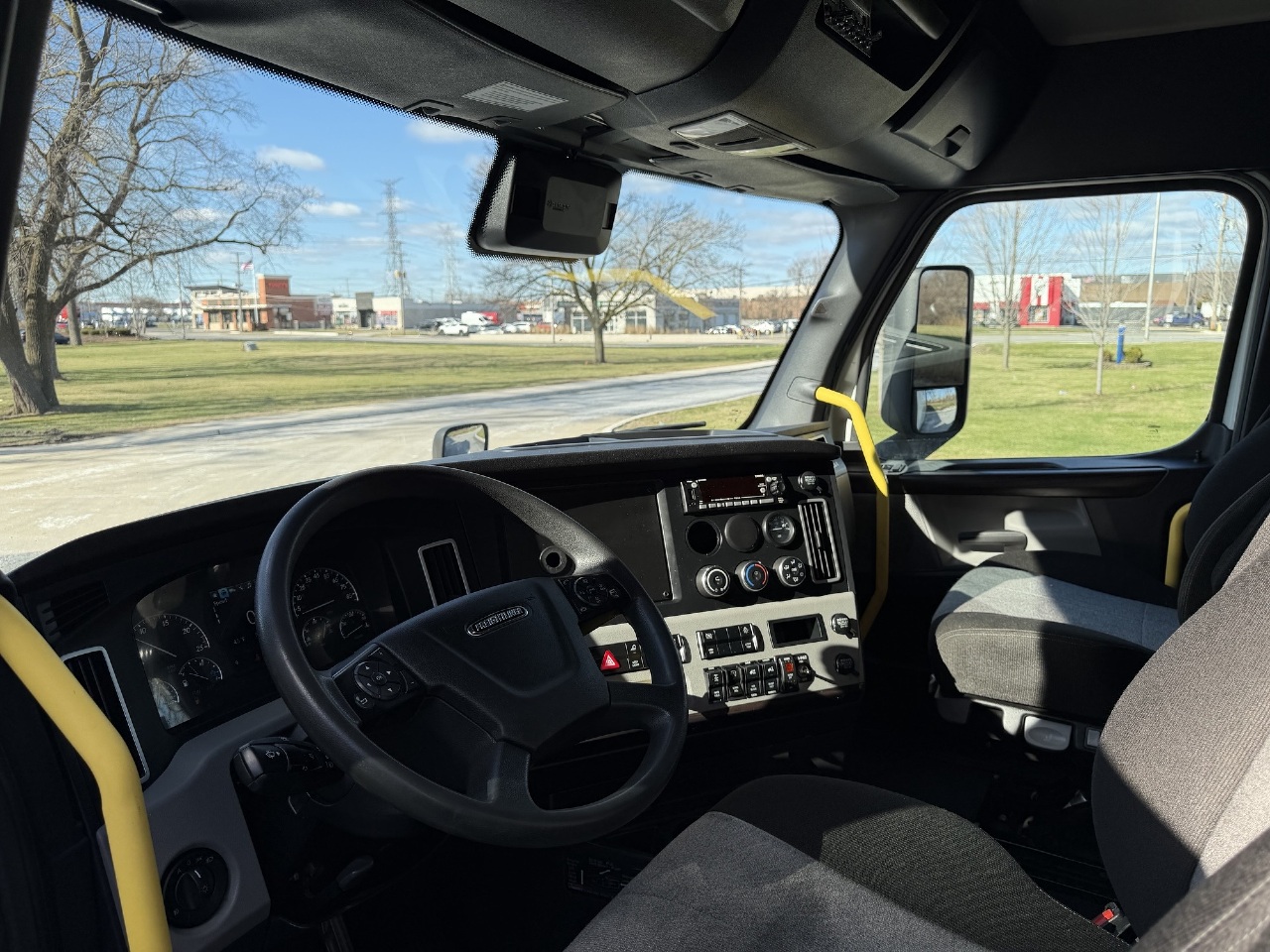 2022 Freightliner Cascadia - image 9