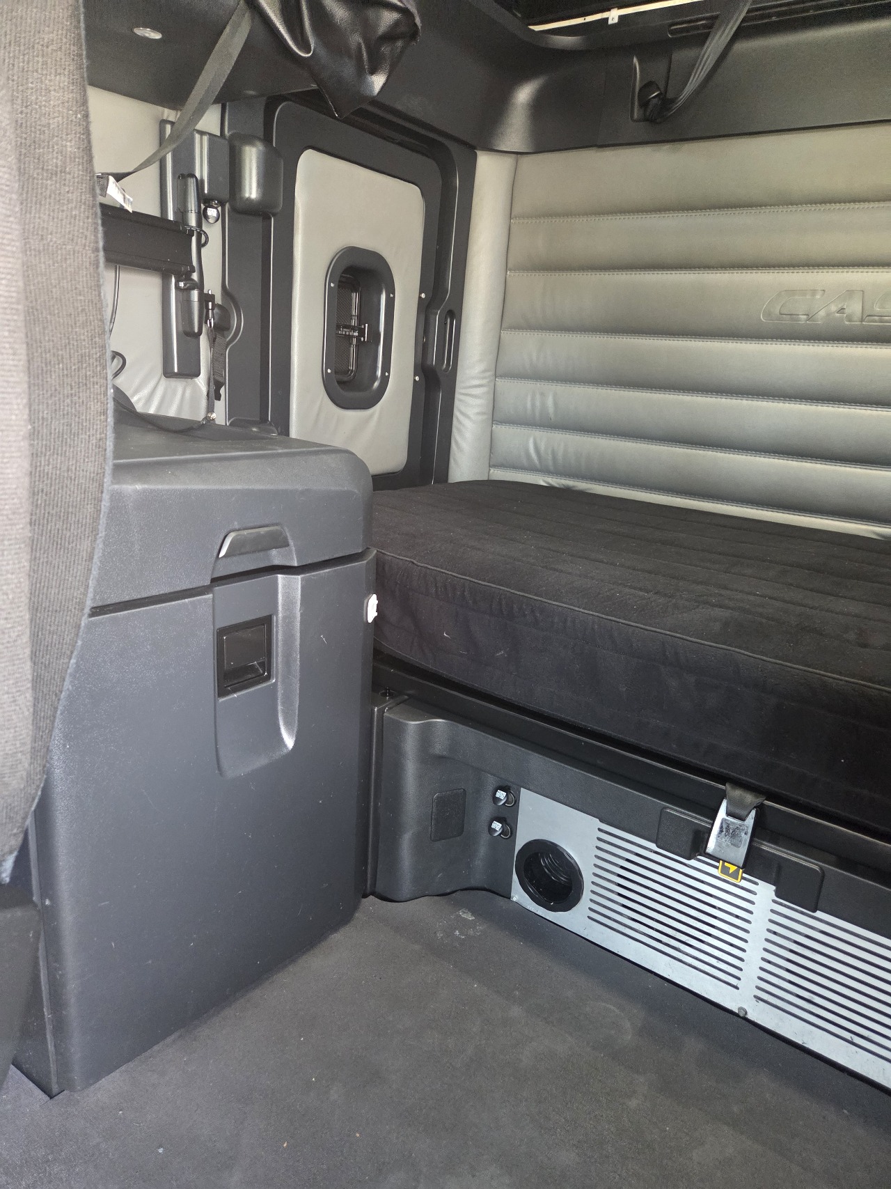 2022 Freightliner Cascadia - image 10