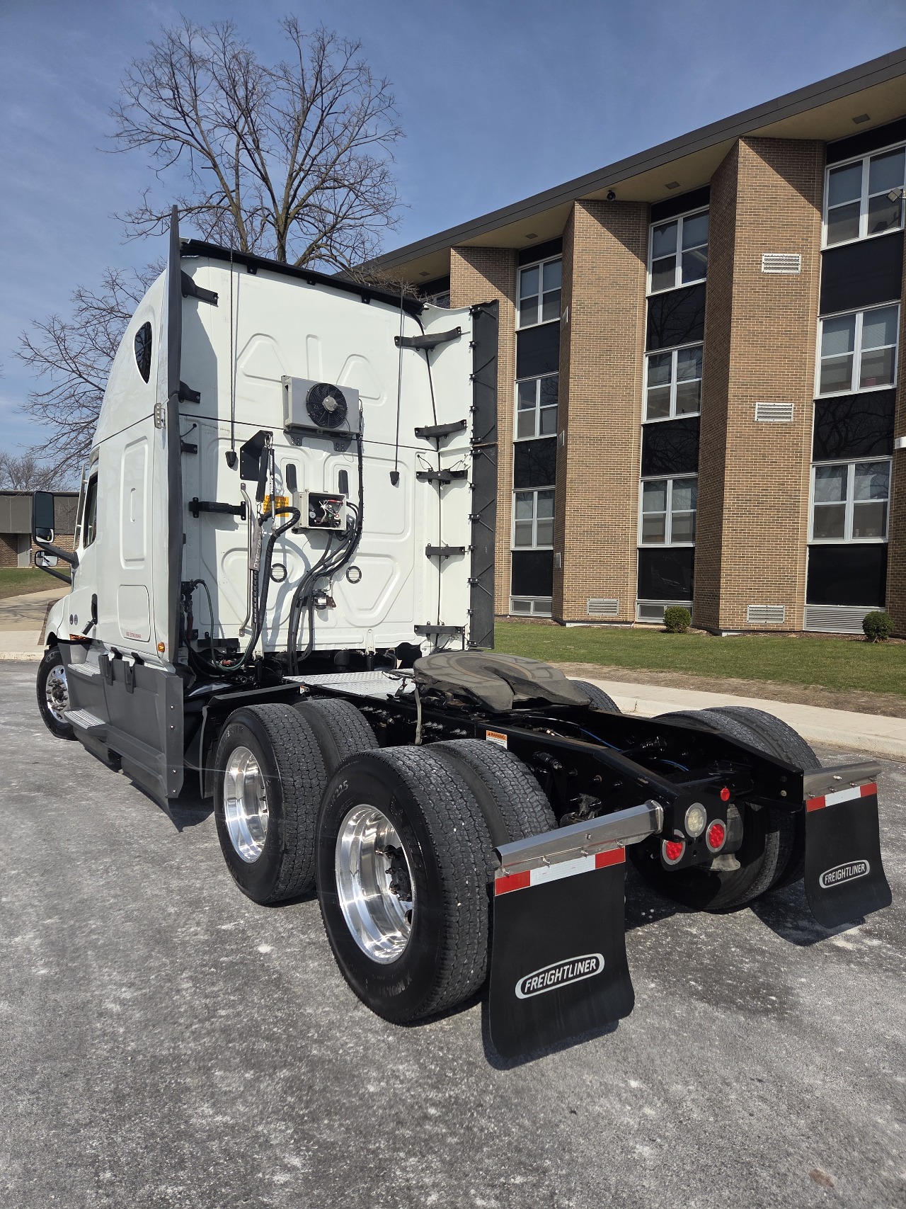 2022 Freightliner Cascadia - image 7