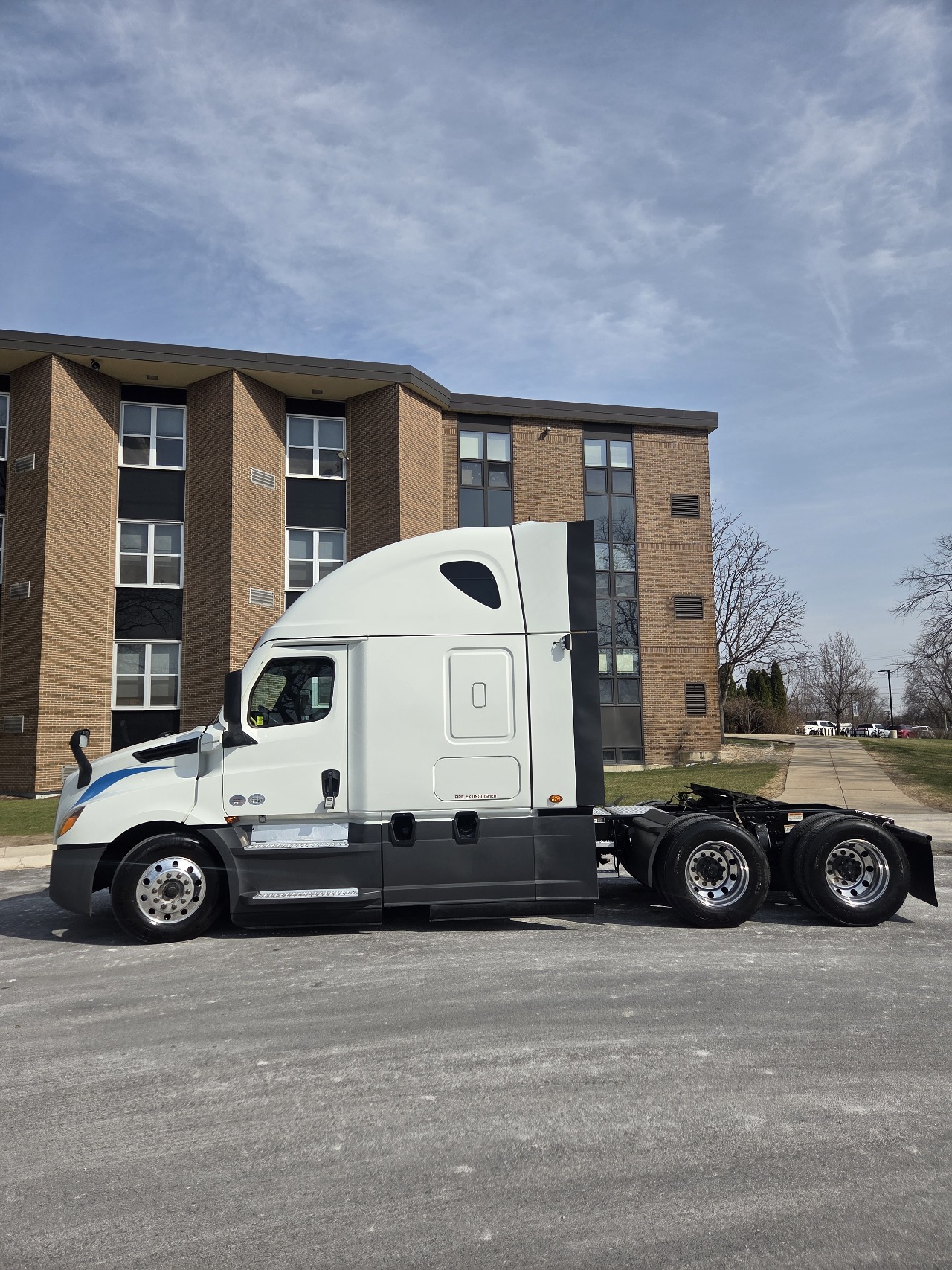 2022 Freightliner Cascadia - image 8