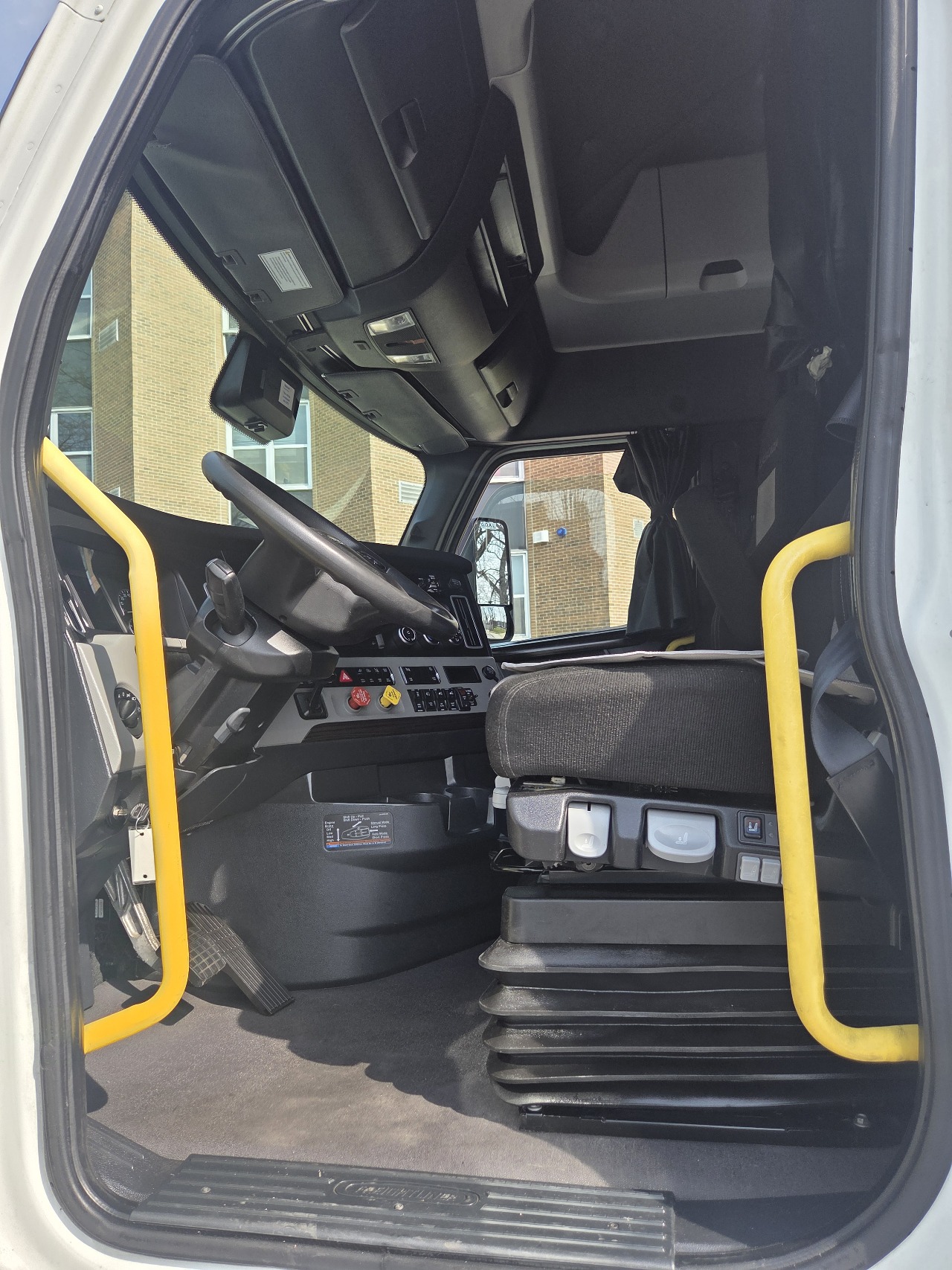 2022 Freightliner Cascadia - image 9