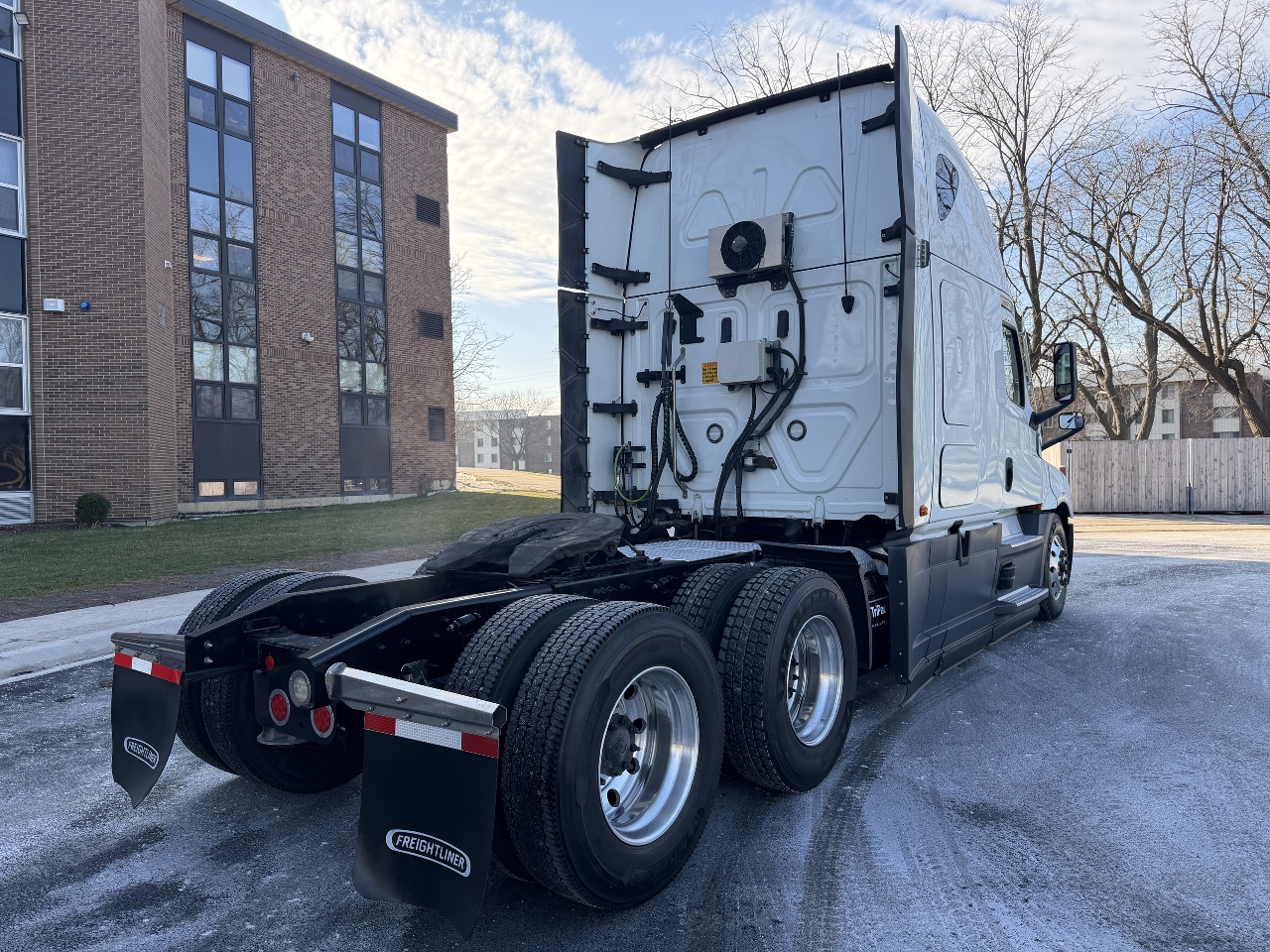 2022 Freightliner Cascadia - image 10