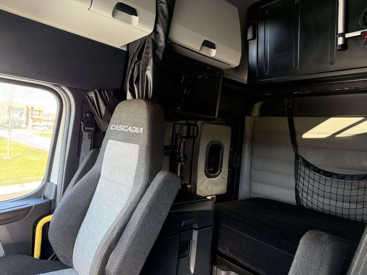 2022 Freightliner Cascadia - image 4